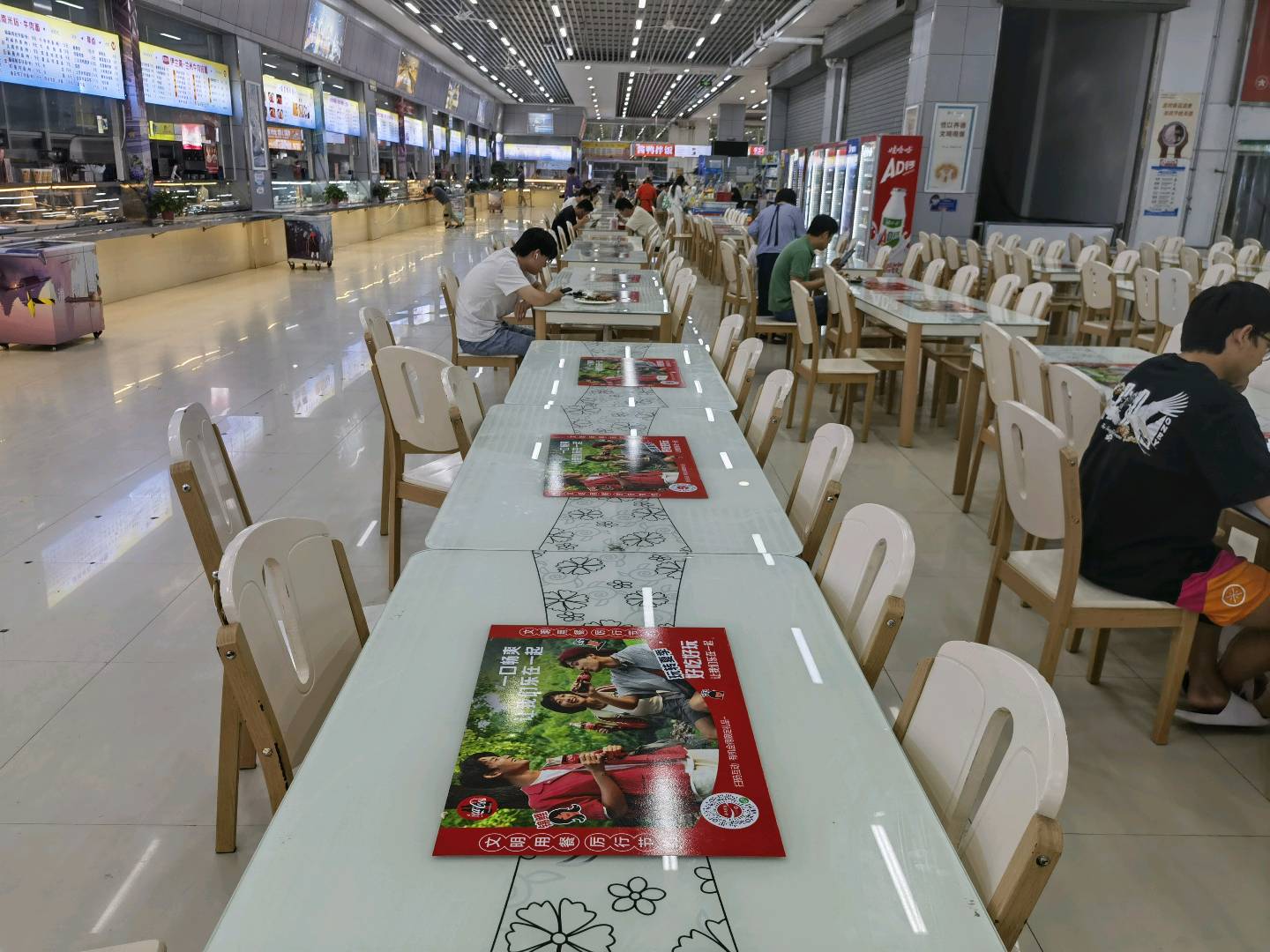 王先生乙方信息广告合作招募郑州50所高校，2200张餐厅桌面广告，覆盖150万大学生