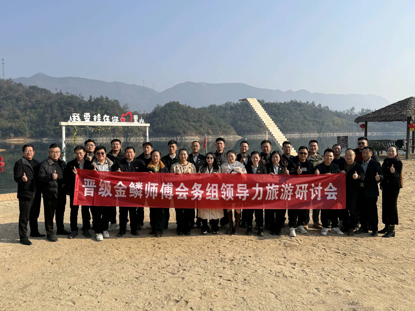 杨婷支付宝碰一下收银设备和收银机