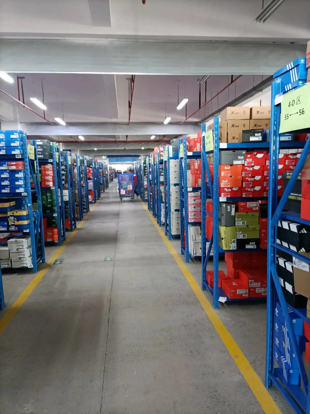 万静寻找做耐克阿迪彪马斯凯奇等品牌的商家