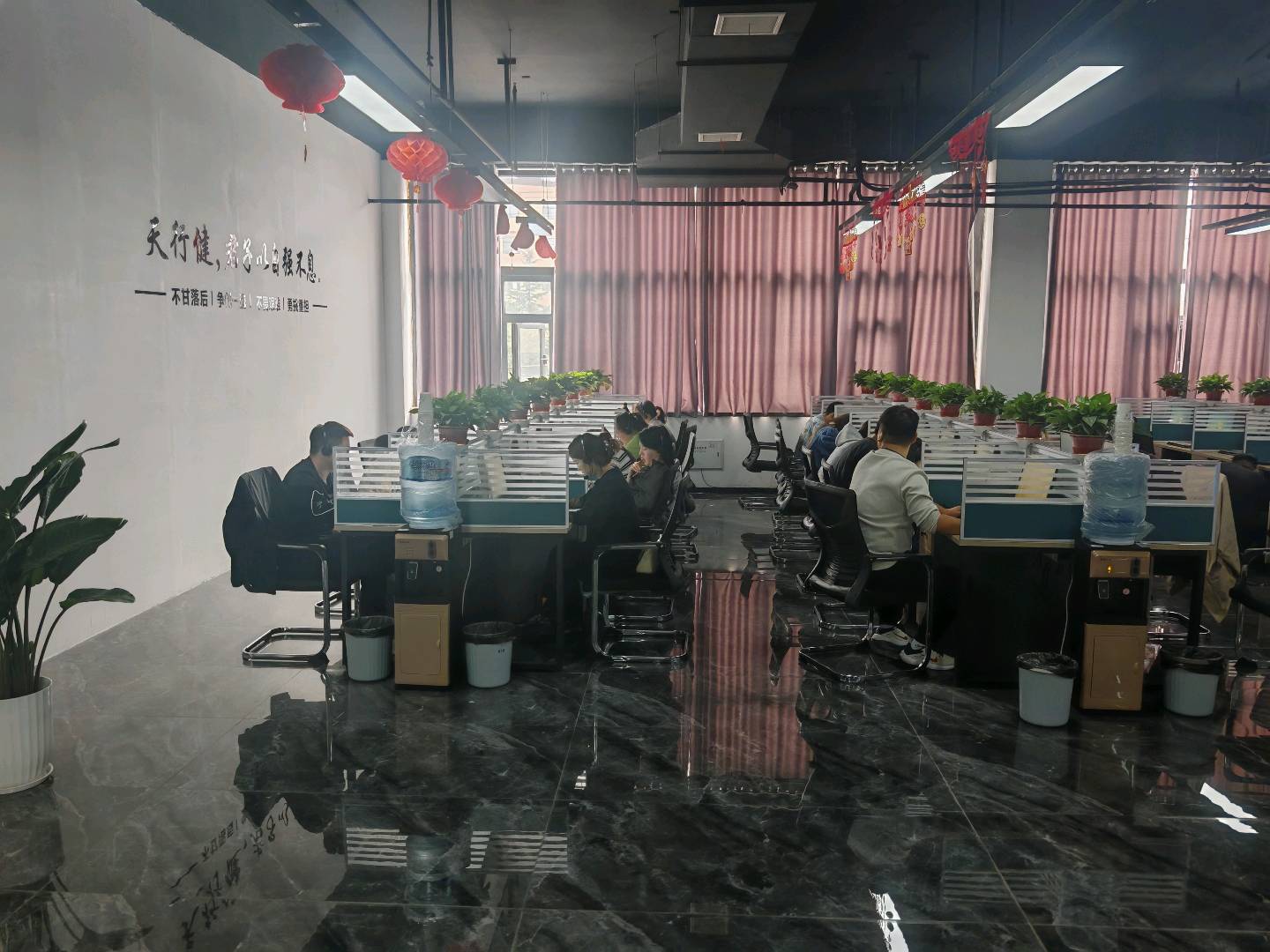张少华其他供需本人有各种办公场地平工位人员全部都有，我出场地人员你带项目