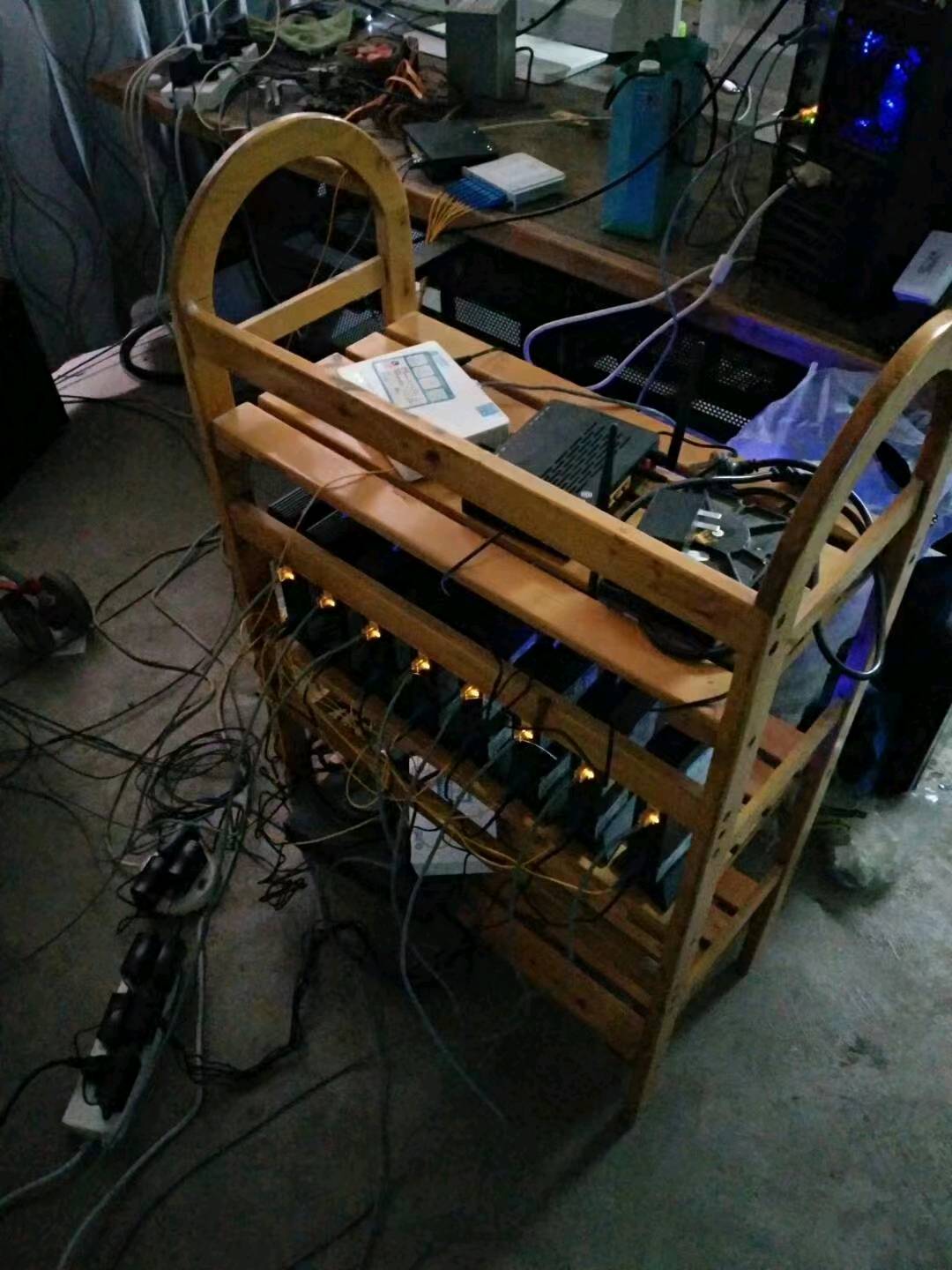 宋女士找合伙人有想靠游戏打金搬砖的，可以联系我