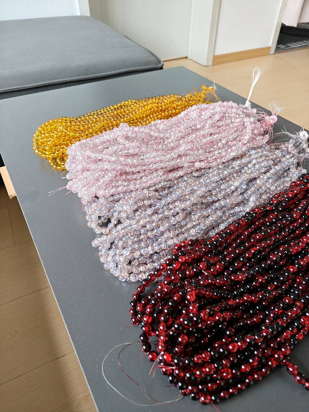 张先生品牌货源手里有货寻找销售渠道合作，提供一手低价琉璃珠、亚克力珠及3万条成品手链