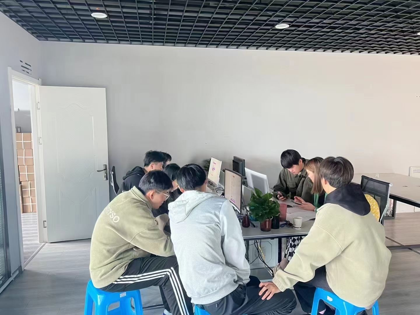 廖先生线下成熟工作室，多个团队，欢迎老板把单子甩过来