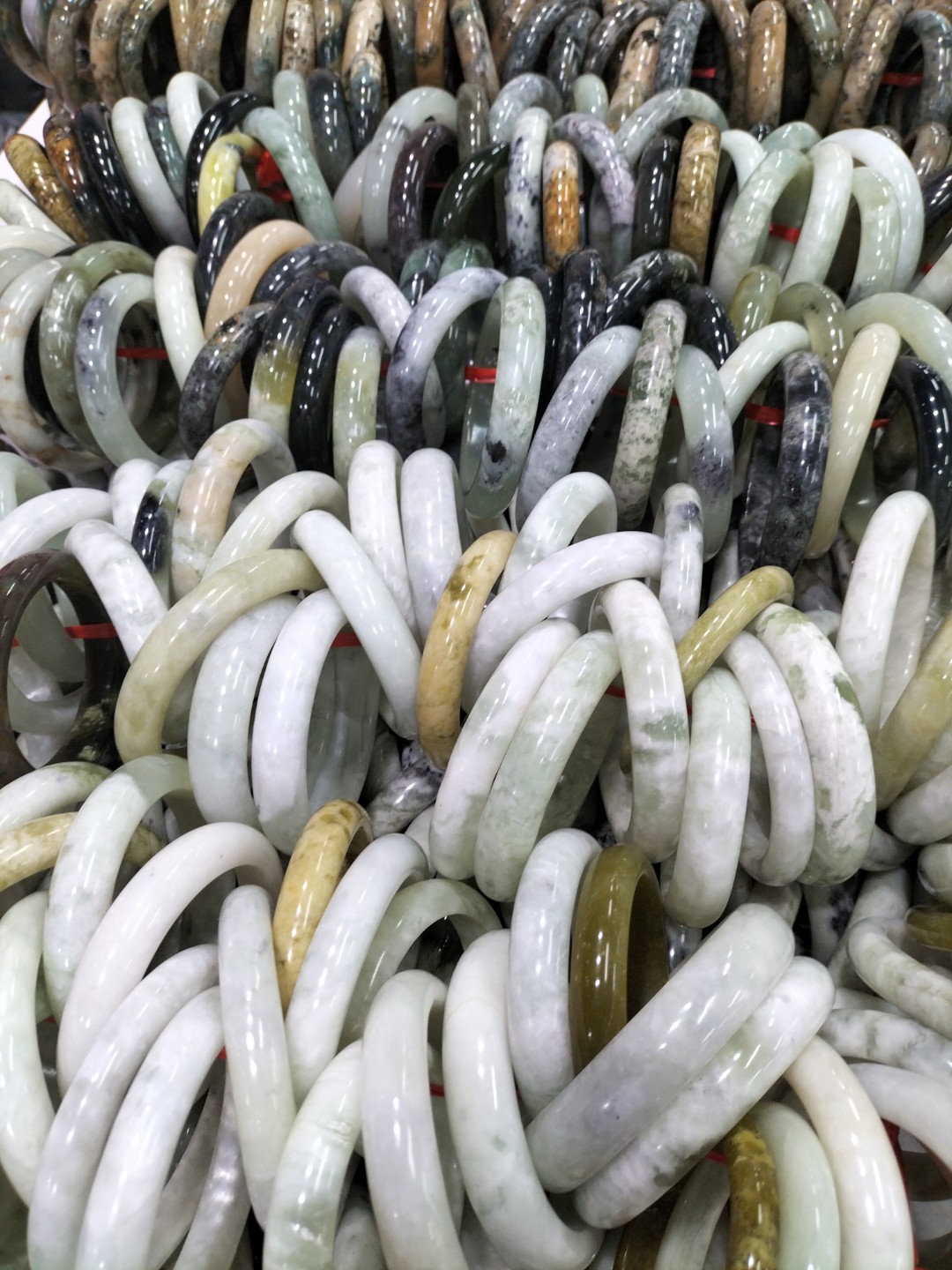 都先生岫玉产地，玉镯，玉坠，玉手串，大小摆件等各式玉器