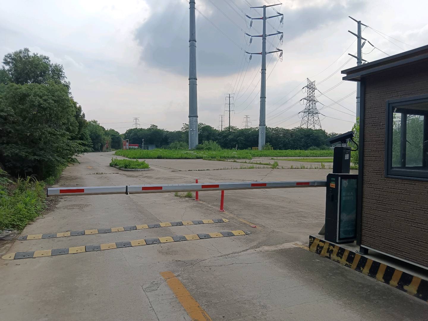 王立振去寻找停车场谈华为充电桩合作，成功一个3000到5000