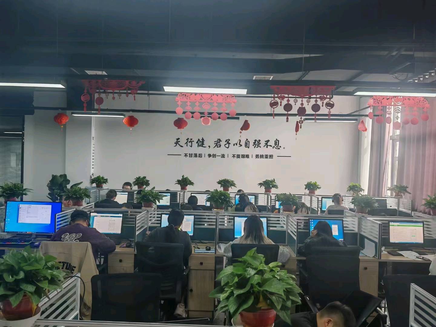 张少华本人有各种办公场地平工位人员全部都有，我出场地人员你带项目