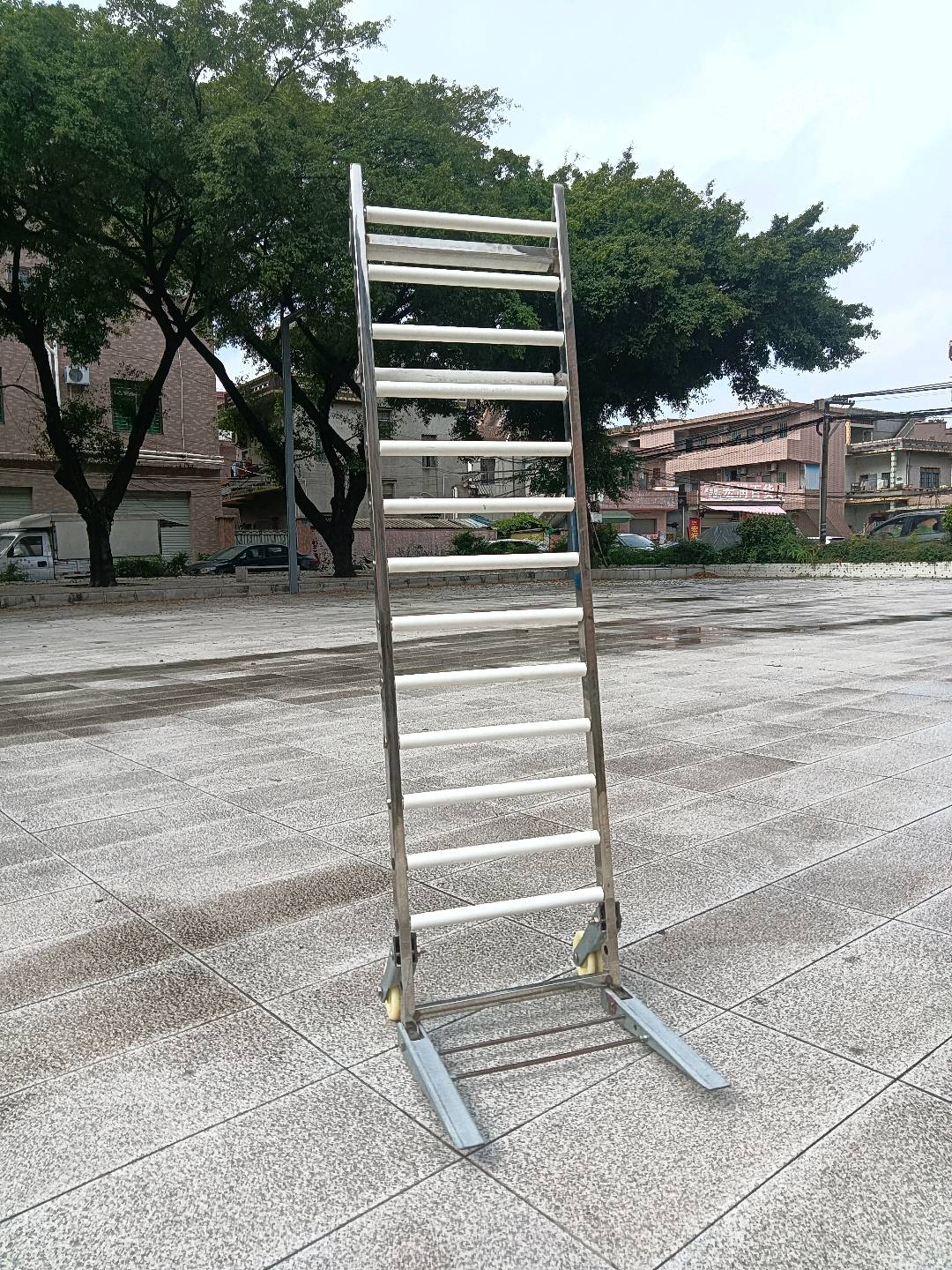 邢展三滚动装货，省时省力，同时具备老虎车平板车功能，随车使用轻便可折叠