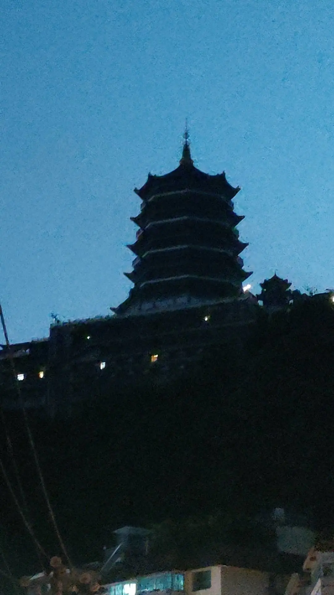 鄢先生
