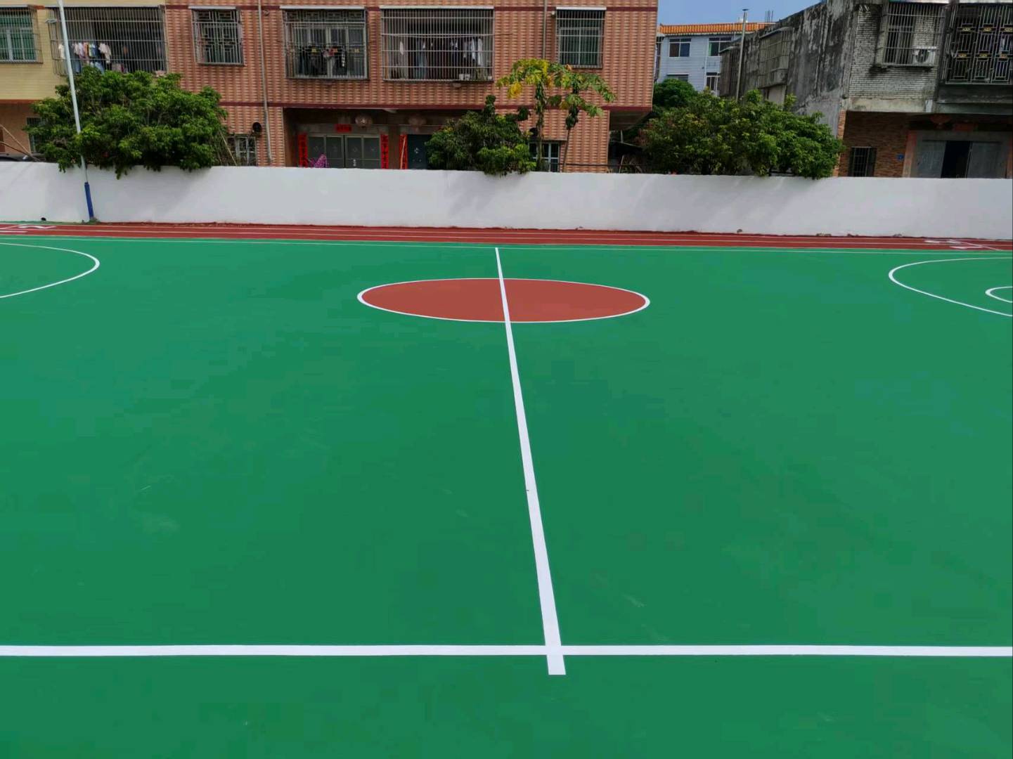 罗先生找合伙人各种球场运动地面材料厂家跑道材料厂家