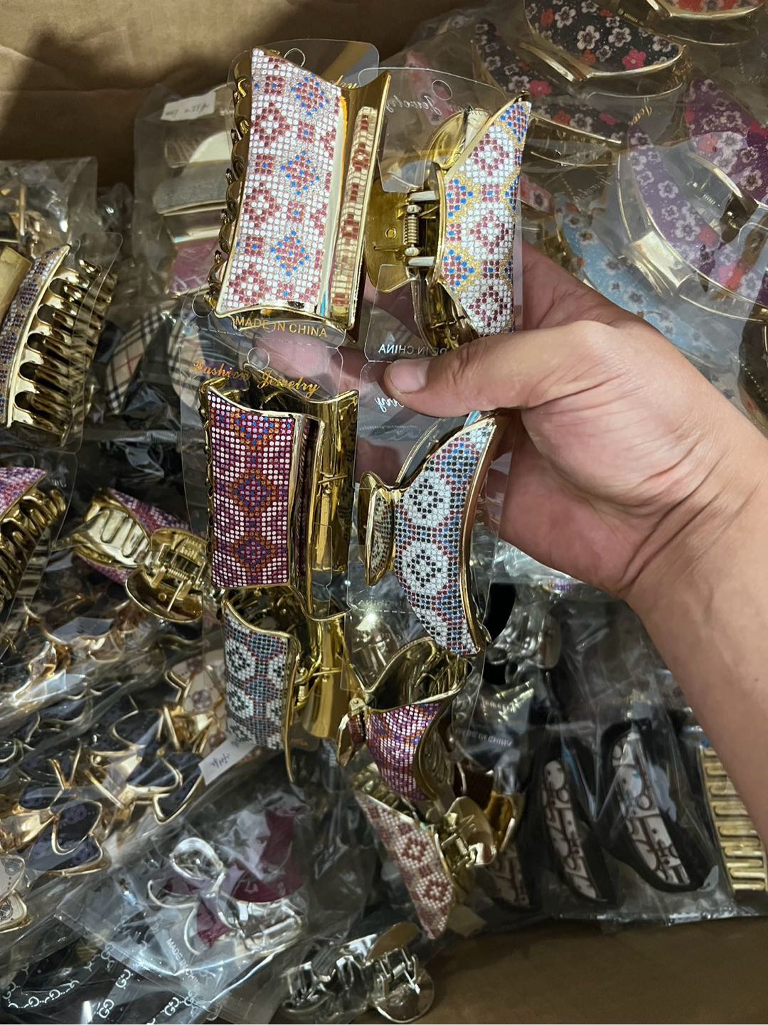张昭卿夜市摆摊一两元头饰批发