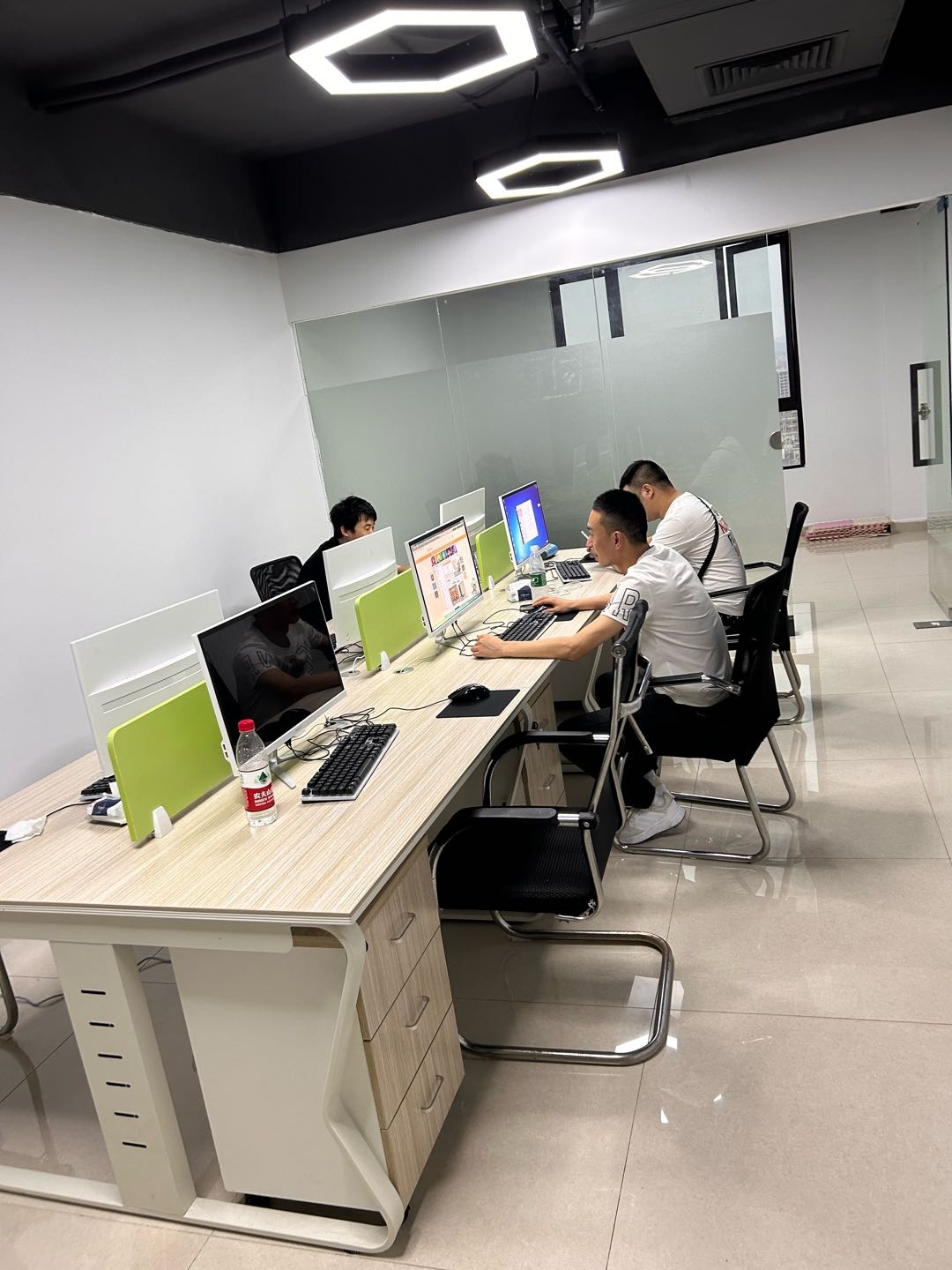 吴先生找合伙人Ai全自动数据采集，有电脑可做，日结400-800