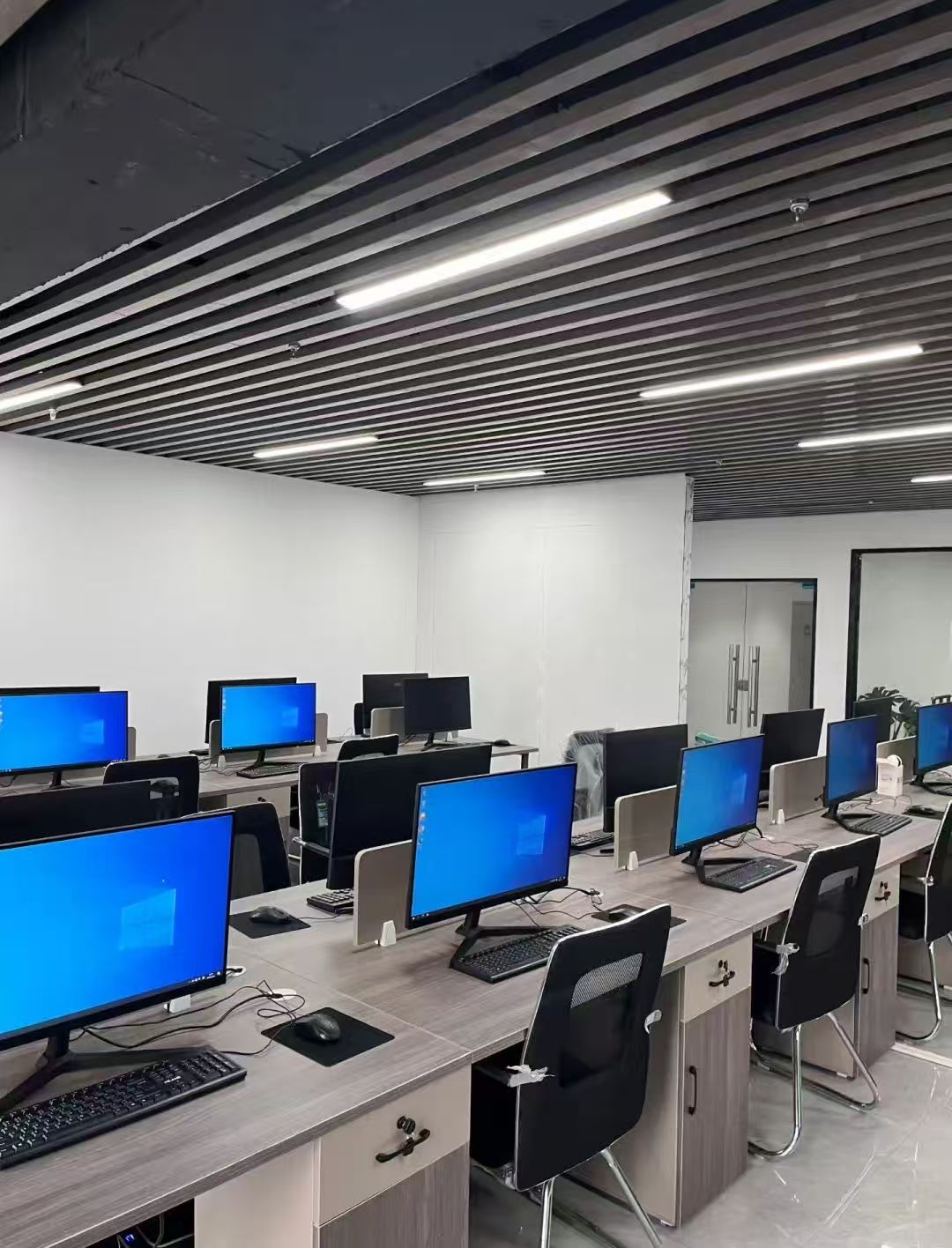 丁先生乙方信息提供免押金租赁电脑直播设备服务，办公电脑，高配电脑都有