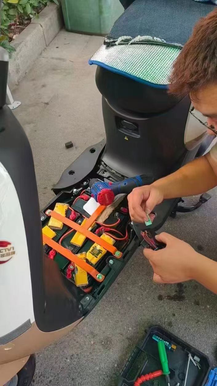 胡先生提供电动车墨盒，电动车每跑一公里你有0.25元，安装越多拿的越多