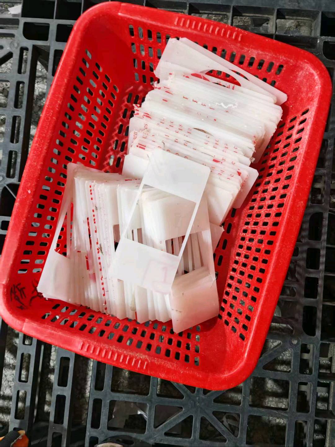 赖芸雅其他供需提供电木板、塑胶五金产品等材料定制加工组装服务，寻找客户