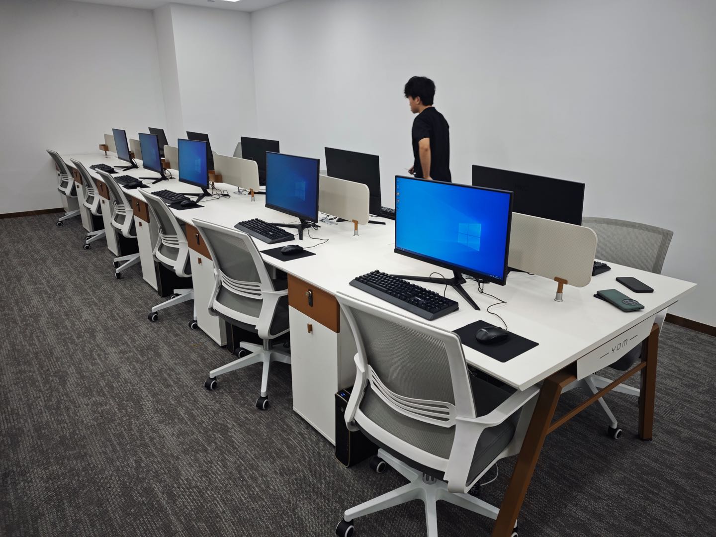 刘女士其他供需提供电脑免押金月付租赁，寻找上下游资源合作，互相推荐客户