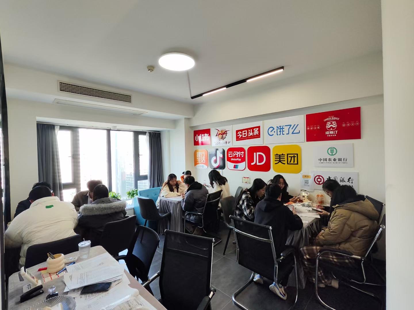 冯女士找合伙人APP拉新工作室收徒 11月上百款app对接源头渠道 当天结算包落地！