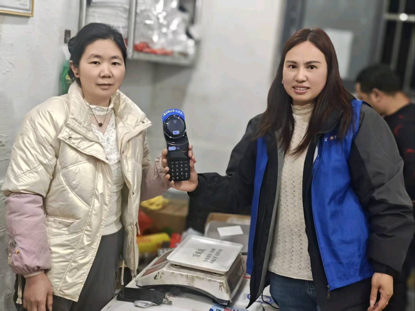 沈女士支付宝碰一碰收款设备