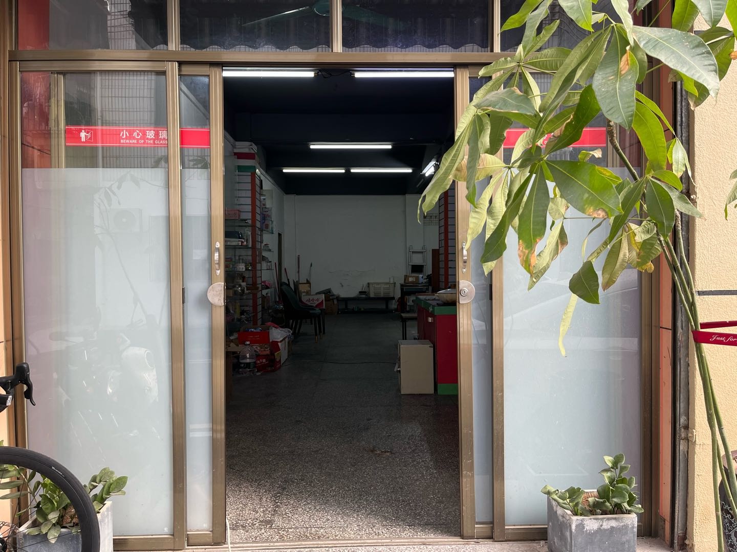 花先生场地活动深圳龙岗大运100㎡一楼仓库出租，交通便利水电齐全