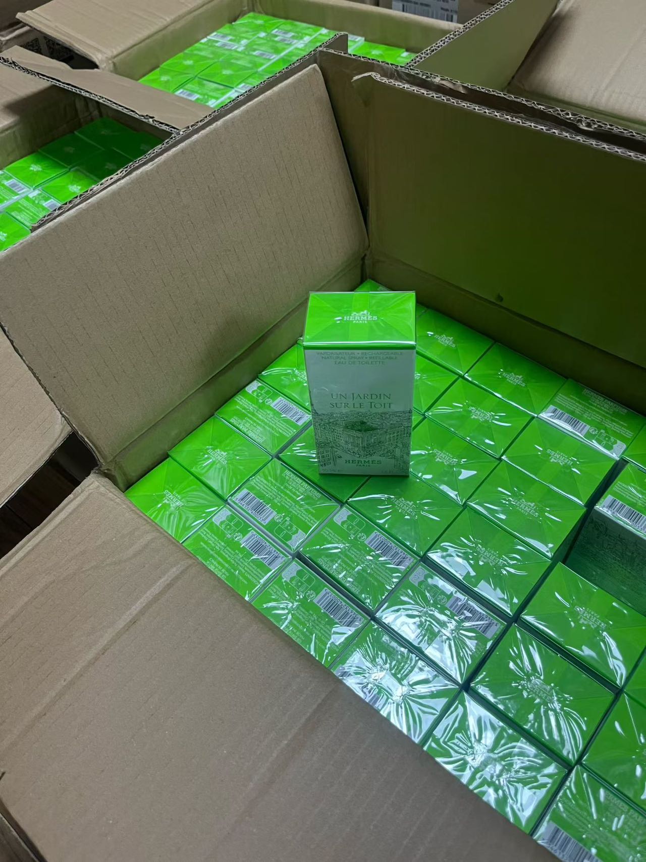 曹秀秀供得物卖家，提供国际国际一线品牌美妆护肤品，价格优势，专柜价的五折左右