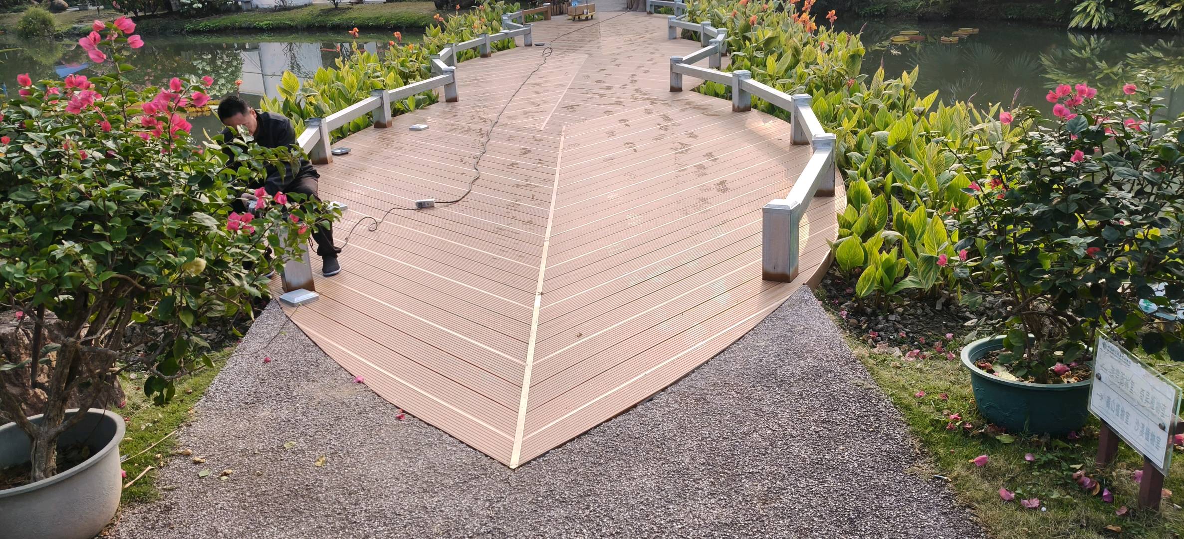 冯红山户外防腐木可大包也可直负责施工团队