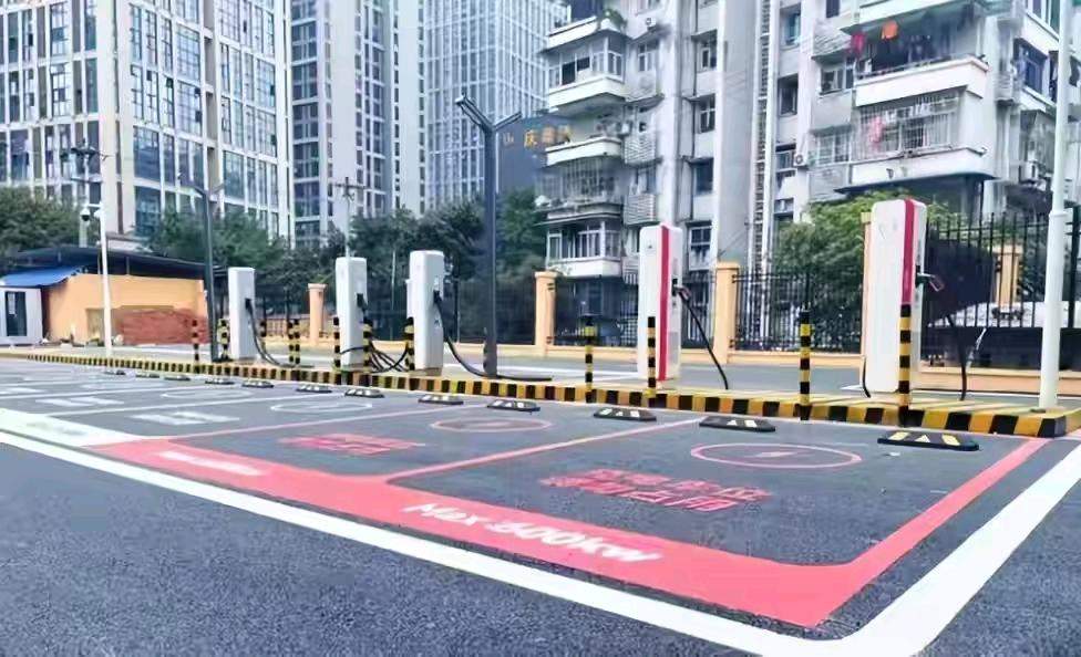 曾秋艳场地活动华为全液冷超充站