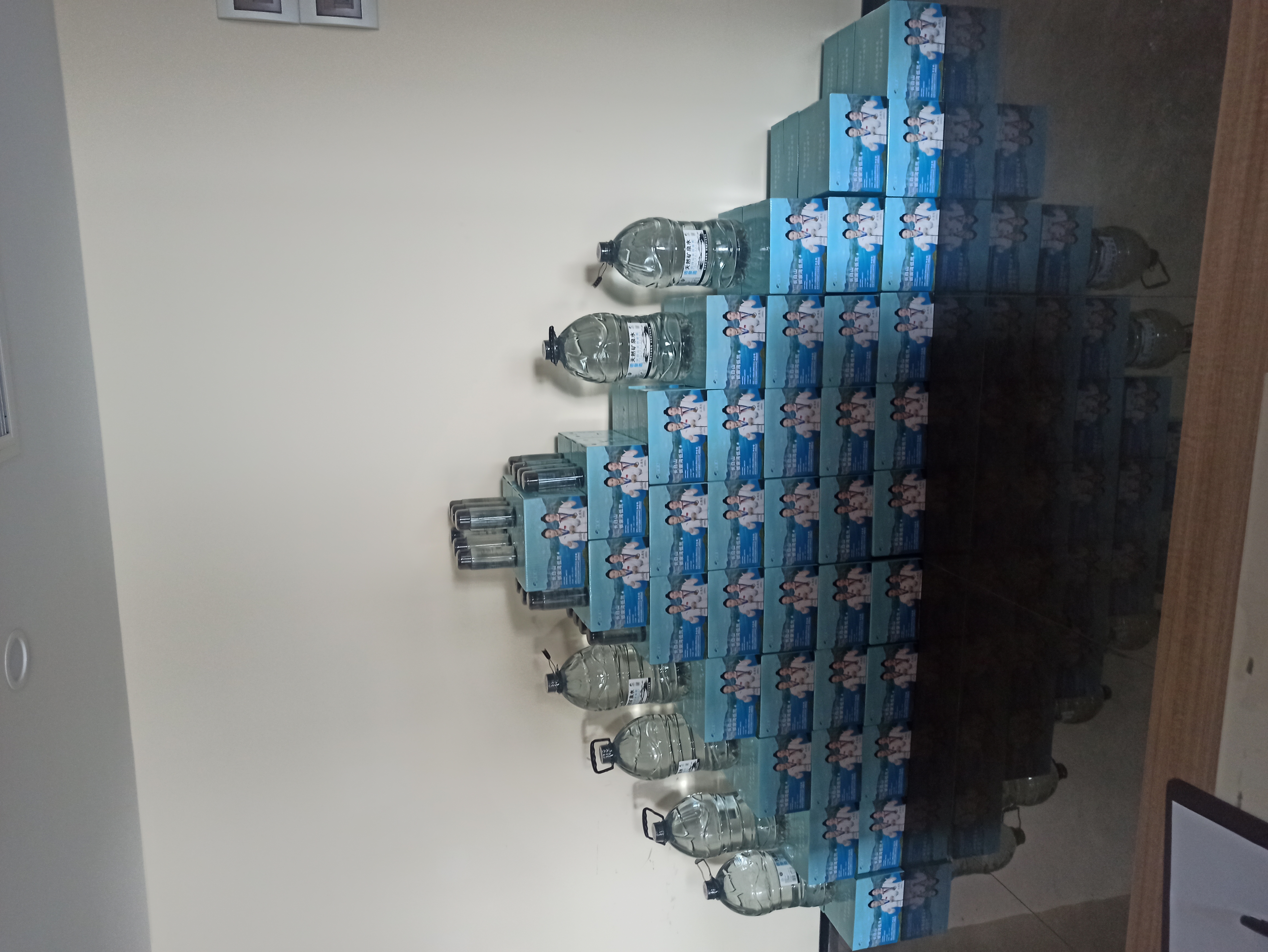 史先生免费喝长白山天然低氘矿泉水赚米