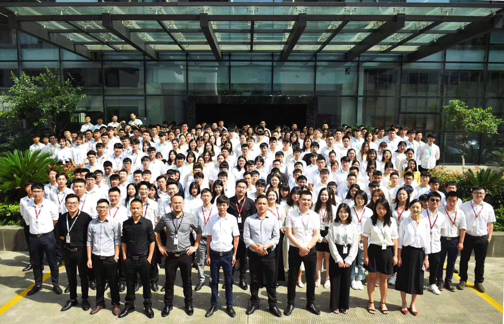 刘先生销货渠道抖音货架电商纯佣金合作不收服务费，人员分工配合，按销售额分成，有想法稳