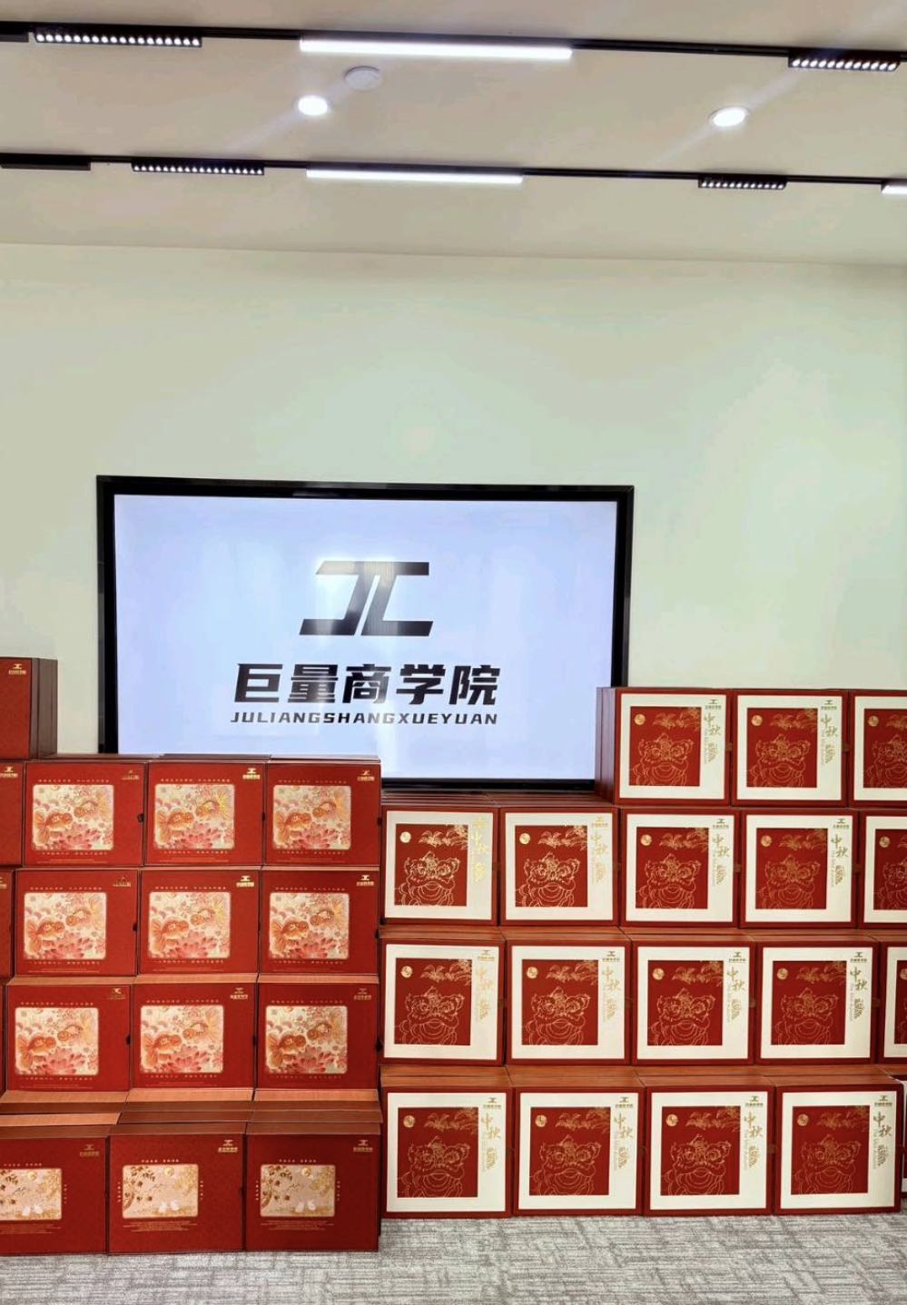刘女士找合伙人提供小说推文授权培训，寻找副业合作者，半小时操作日产值50-200