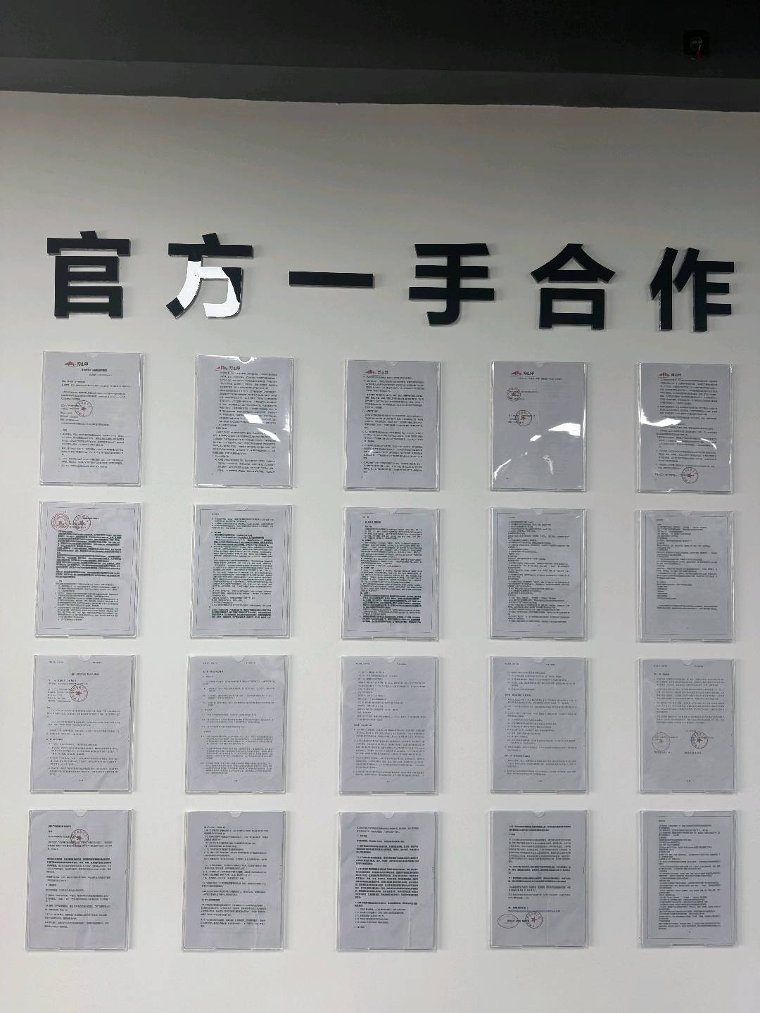 王女士找合伙人手机看广告得收益，可多台手机操作，单台单日收益60+，独立后台提现秒到账