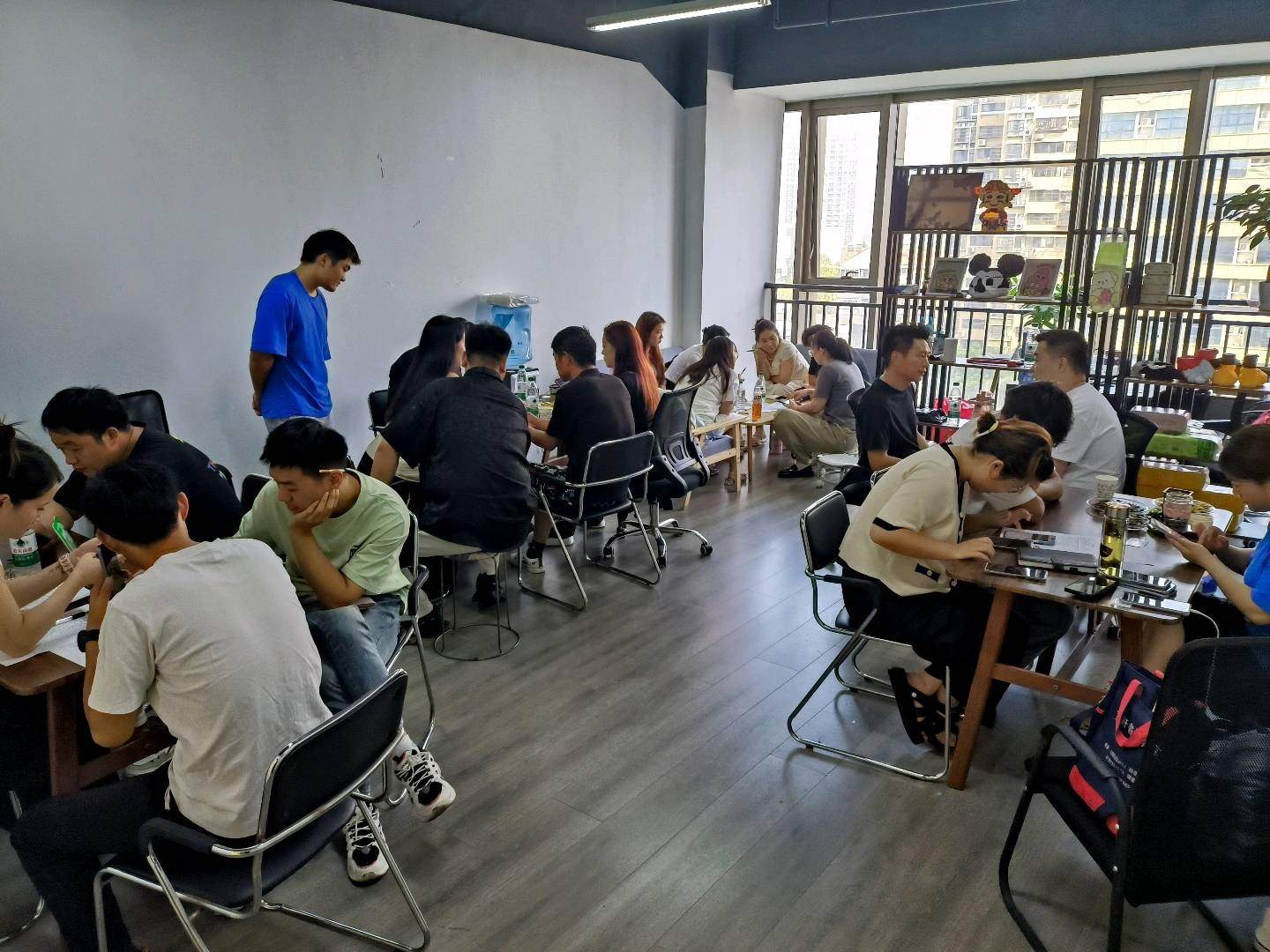 冯女士APP拉新工作室收徒 11月上百款app对接源头渠道 当天结算包落地！