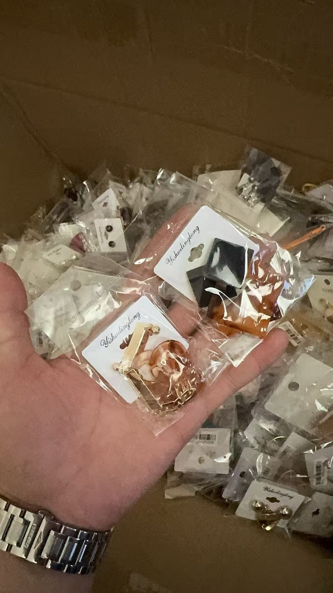 张子阳实体店不干了有10几箱首饰项链
