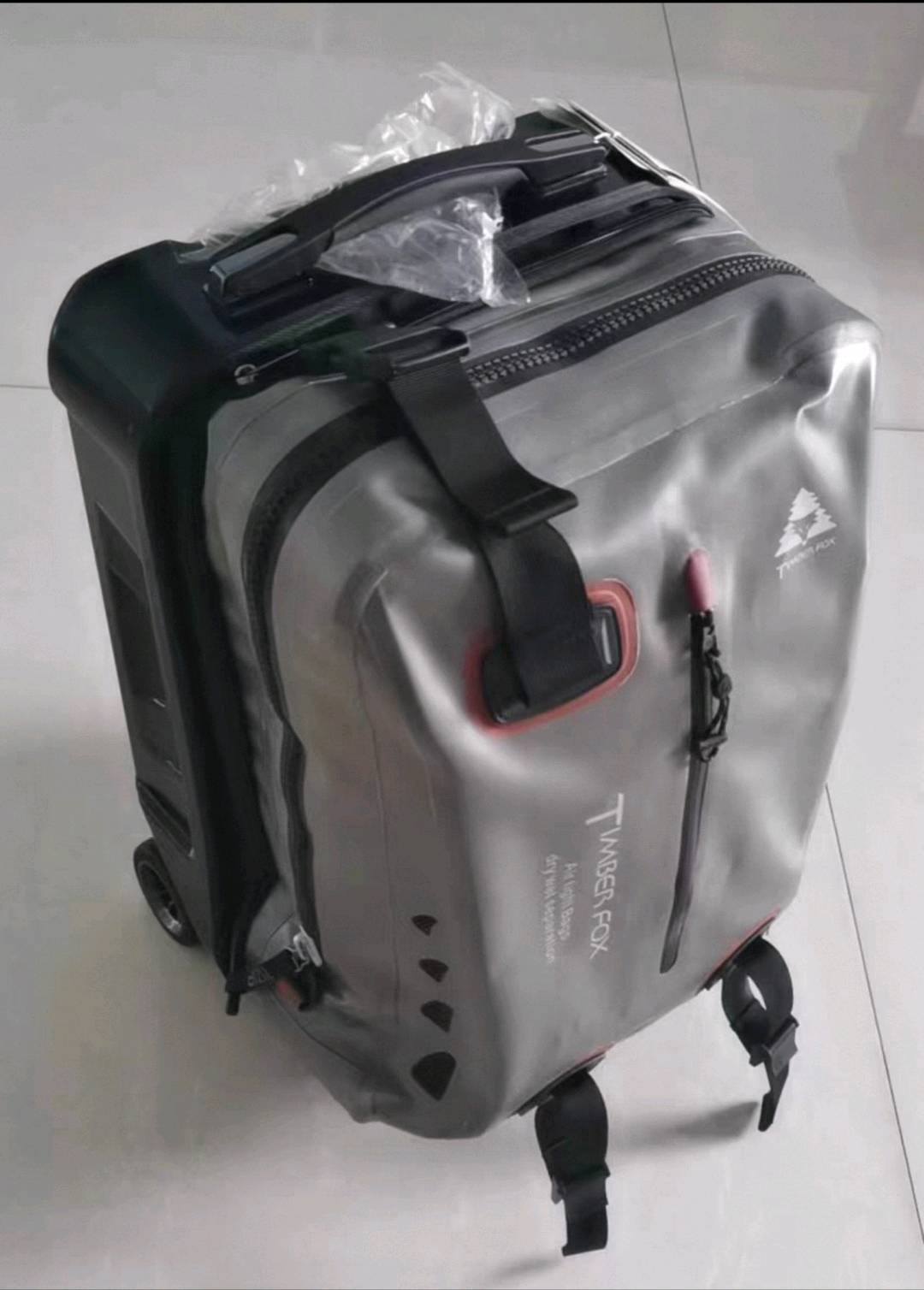 杨先生品牌货源一百多个户外品牌高端拉杆箱处理，保真，原价三千多