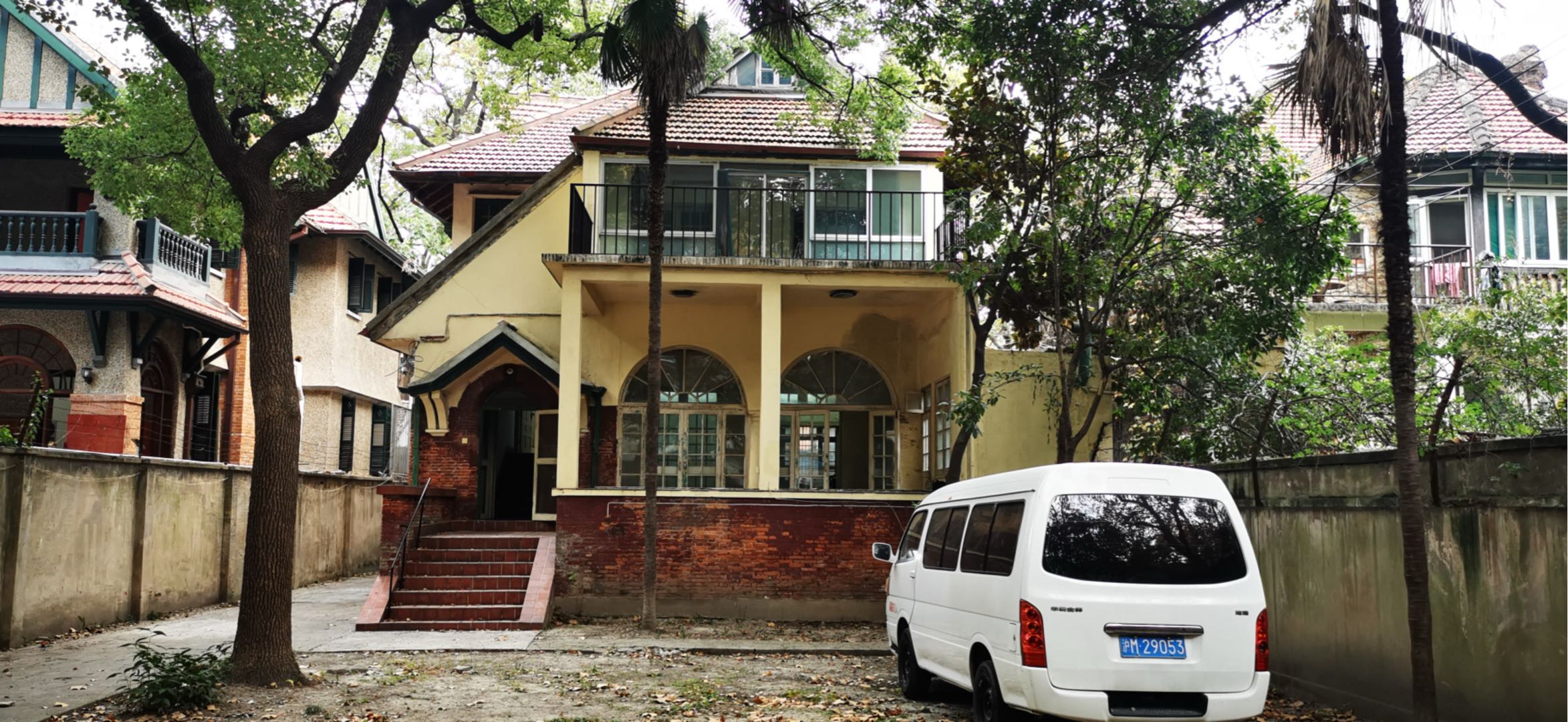 刘浪场地活动本来在上海有一栋洋房 想找做平面拍摄和电影拍摄场地出租 如有专业人员一
