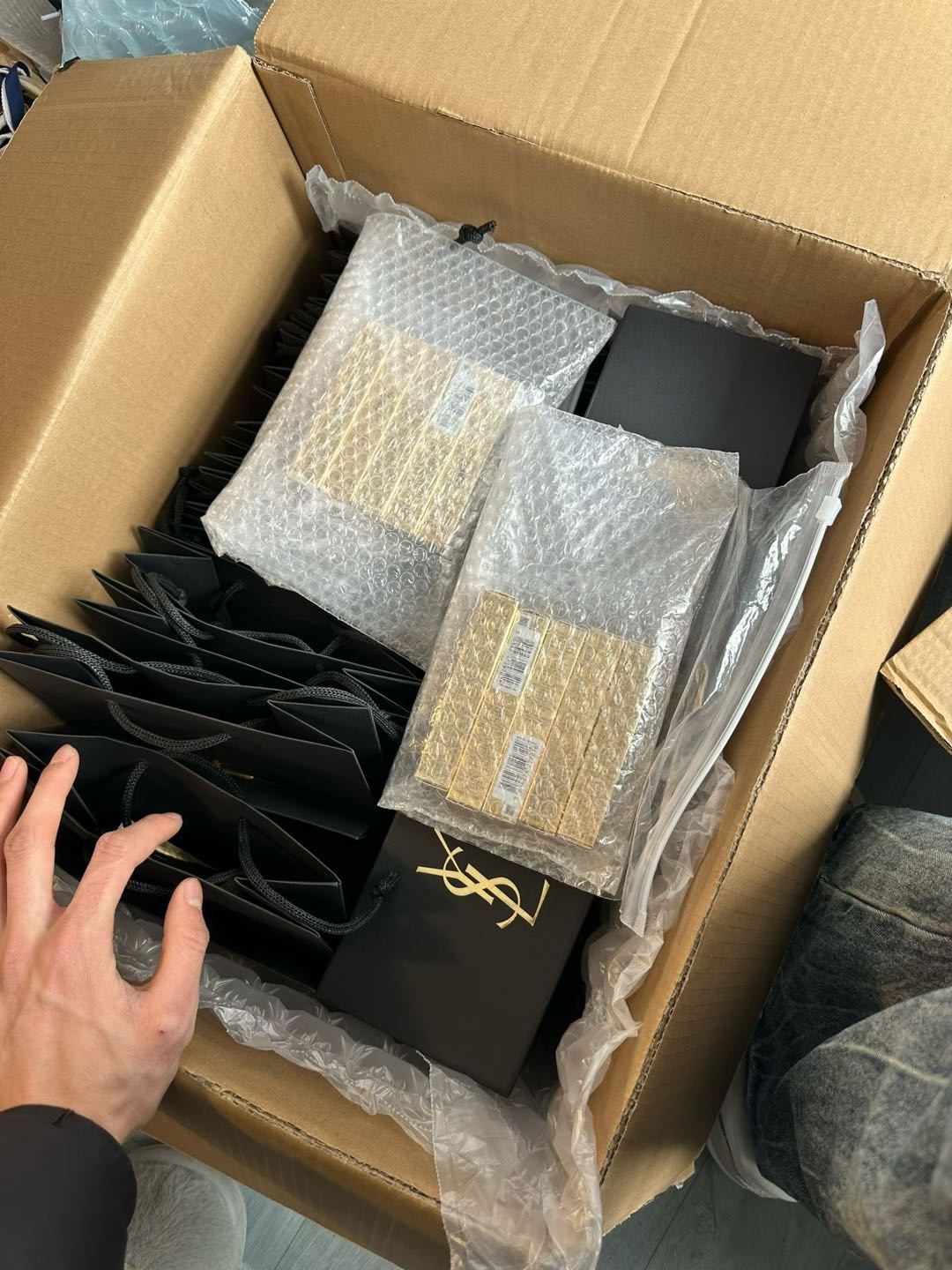 颜建杰香港免税**美妆得物平台合作，优质货源与收益潜力