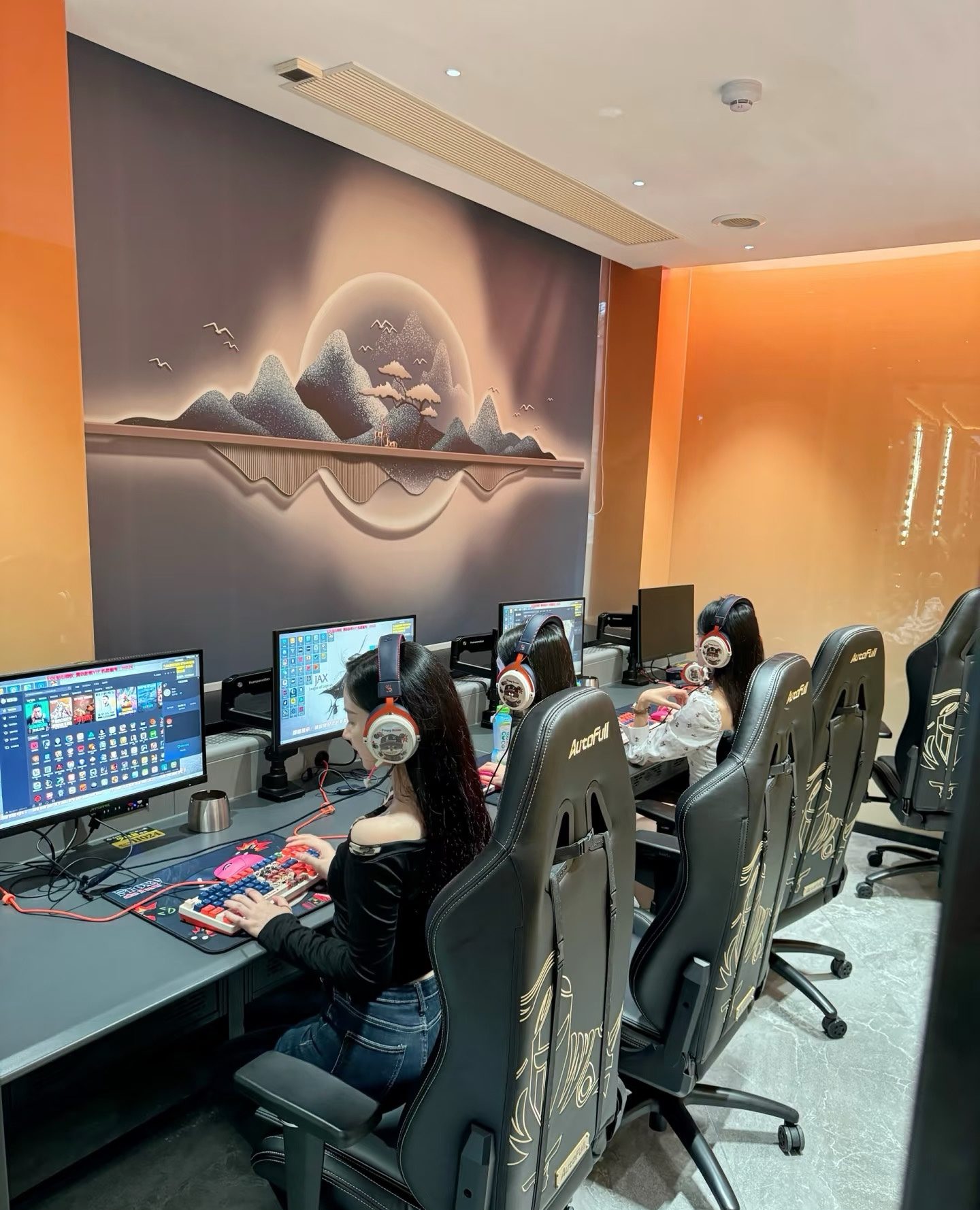 李女士找合伙人电竞陪玩工作室，总部提供单子资源，当天可见收益，欢迎实地考察了解