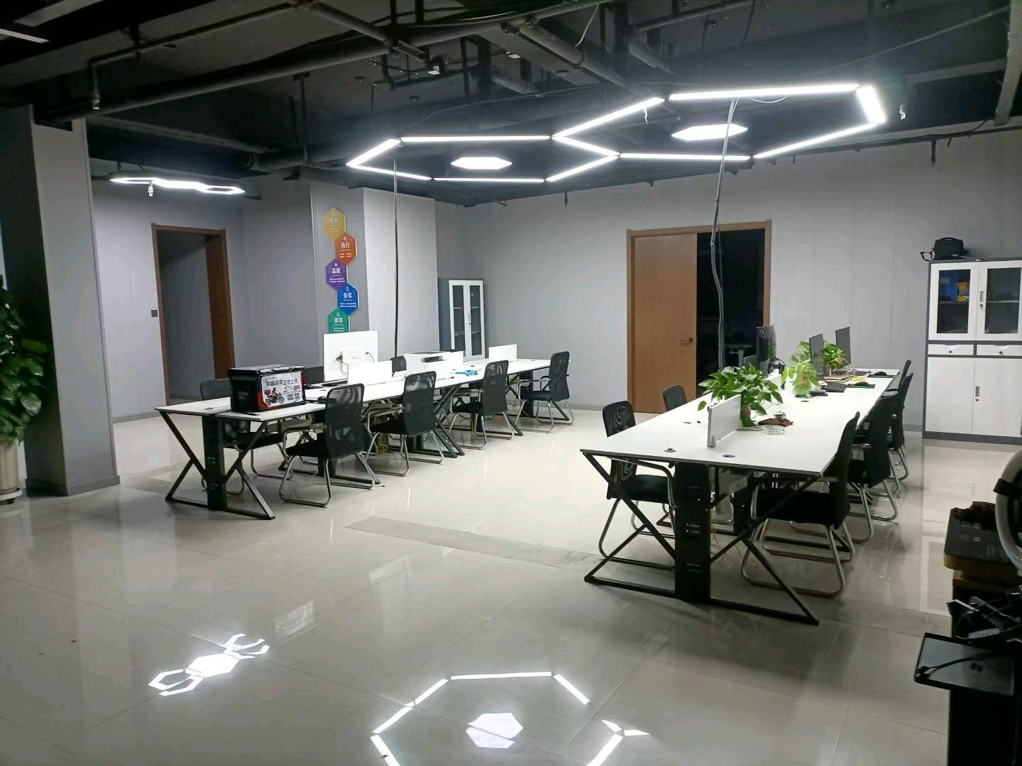 张先生其他供需宝妈/团队长看广告赚米，日入*，0费用1对1陪跑