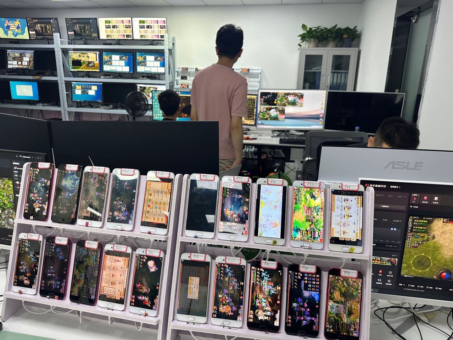 刘先生源头游戏搬砖工作室，招打金散人，工作室，大型官服游戏，每天固定收益！