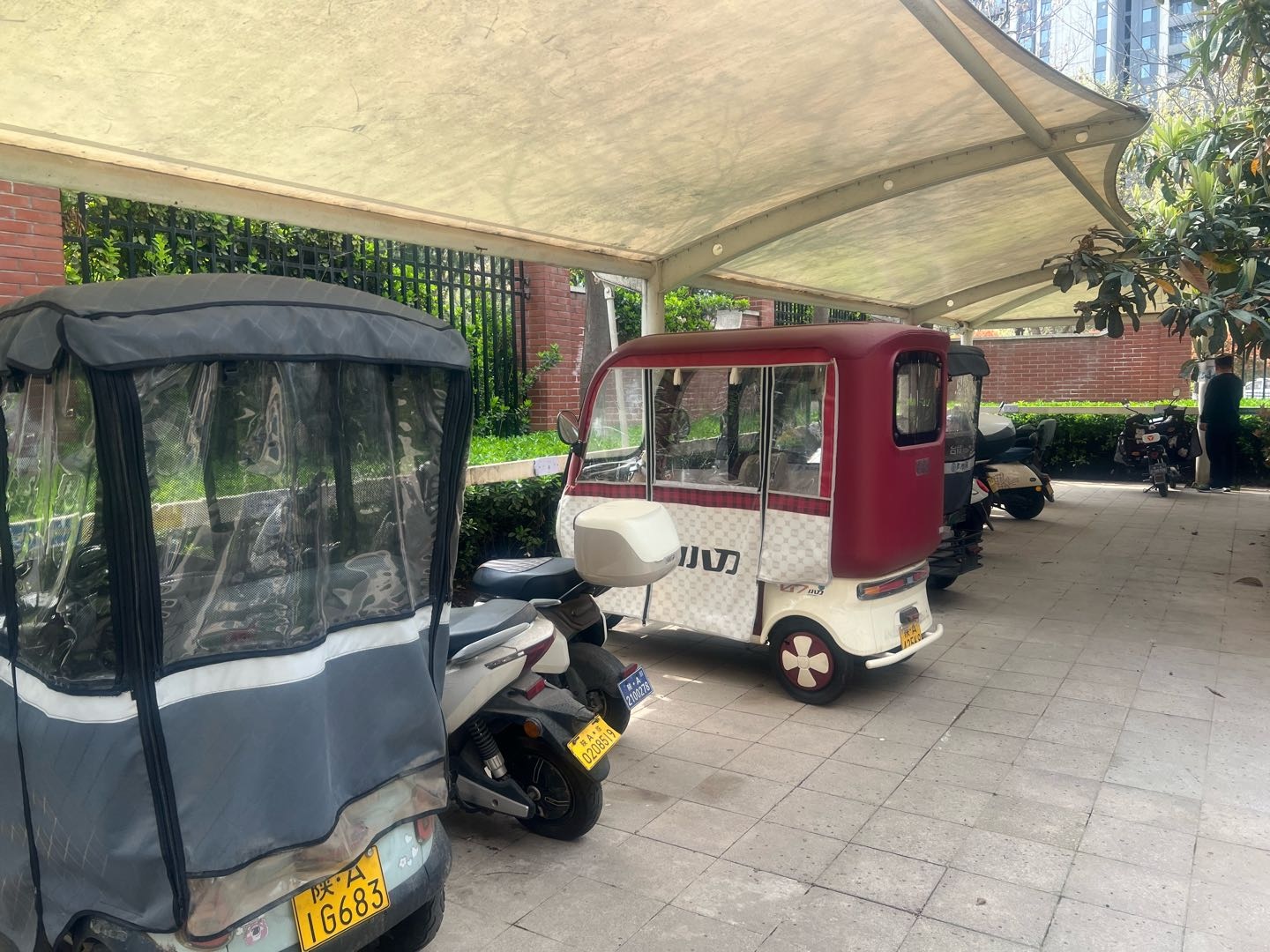 黄厂口找合伙人寻找湖北省小区停车场地资源合作，免费投放设备