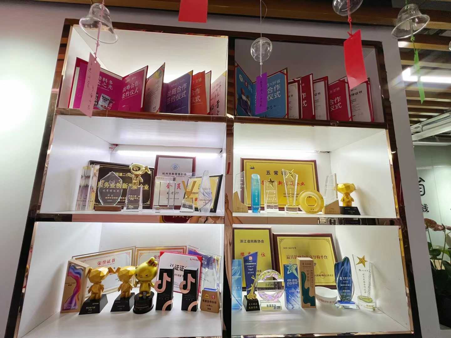 杨先生找合伙人把我们提供的短剧上传到四大短视频平台