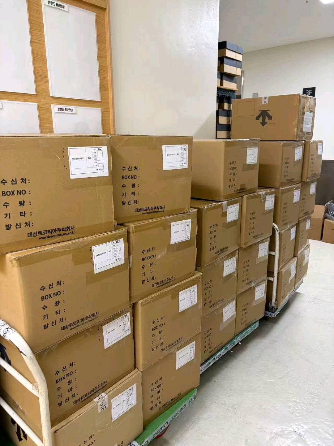 黄先生我提供国际一线品牌美妆,鞋服 耐克阿迪达斯等,寻求得物个人卖家合作