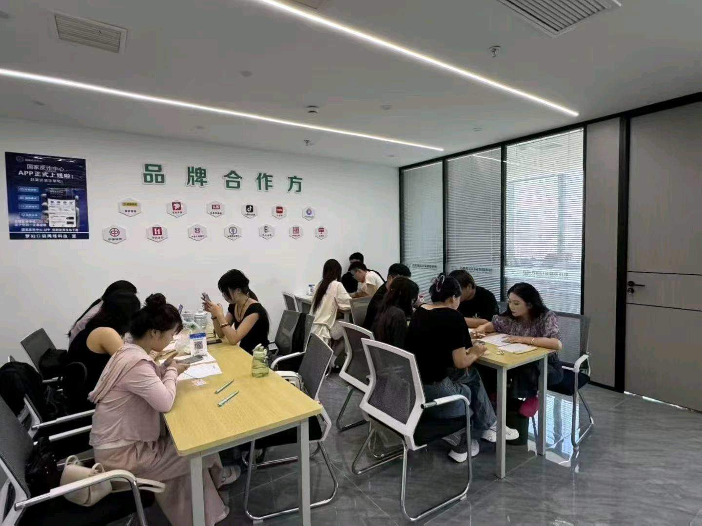 吕杏辉找合伙人APP拉新日结0抽佣，工作室主推80款核心任务培训3-10天买断制