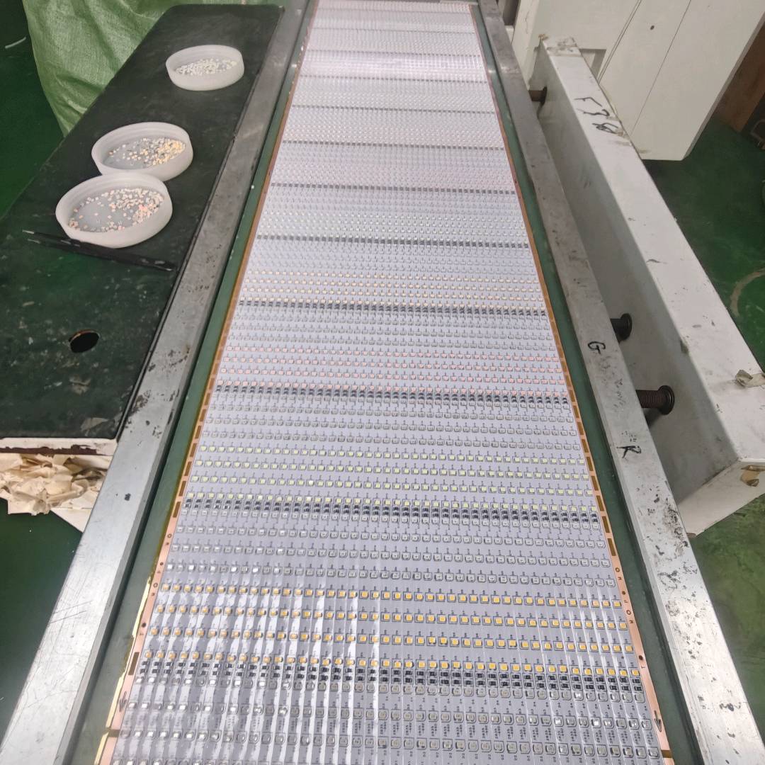 陈明旺专业灯带贴片加工,自有代加工工厂,有四台国产贴片机,有需要的老板欢迎