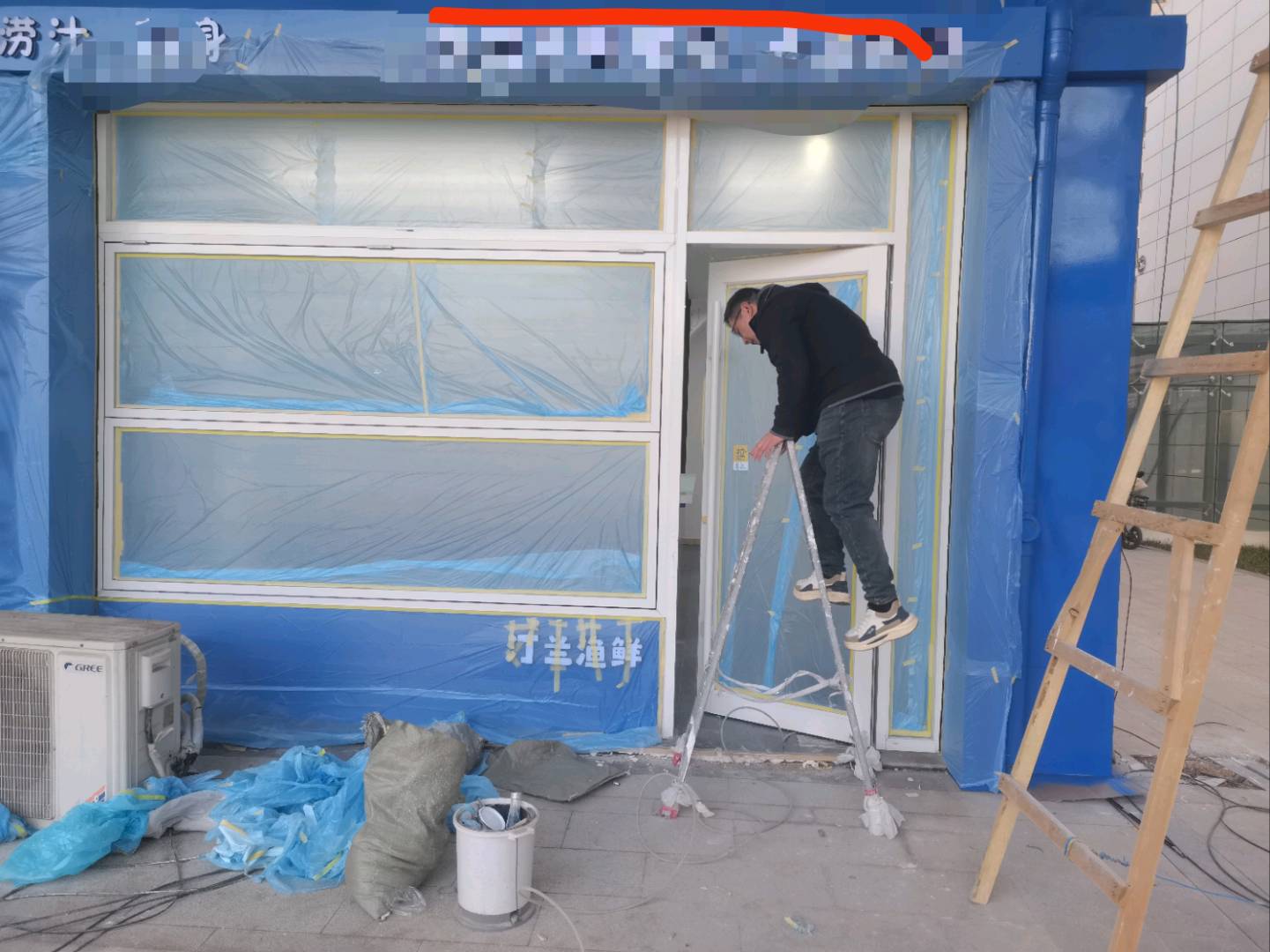 张先生专业户外喷漆，广告牌翻新，房屋防锈喷漆，工厂机器翻新