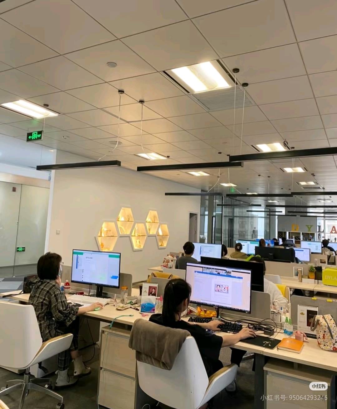 向建生其他供需主播,不出境不露脸直播,对着稿子一个半小时就可以了,操作简单有培训