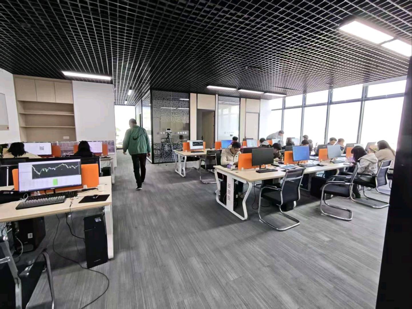 张先生手机广告变现项目合作，独立后台+当日提现，单机150+，签合同保障