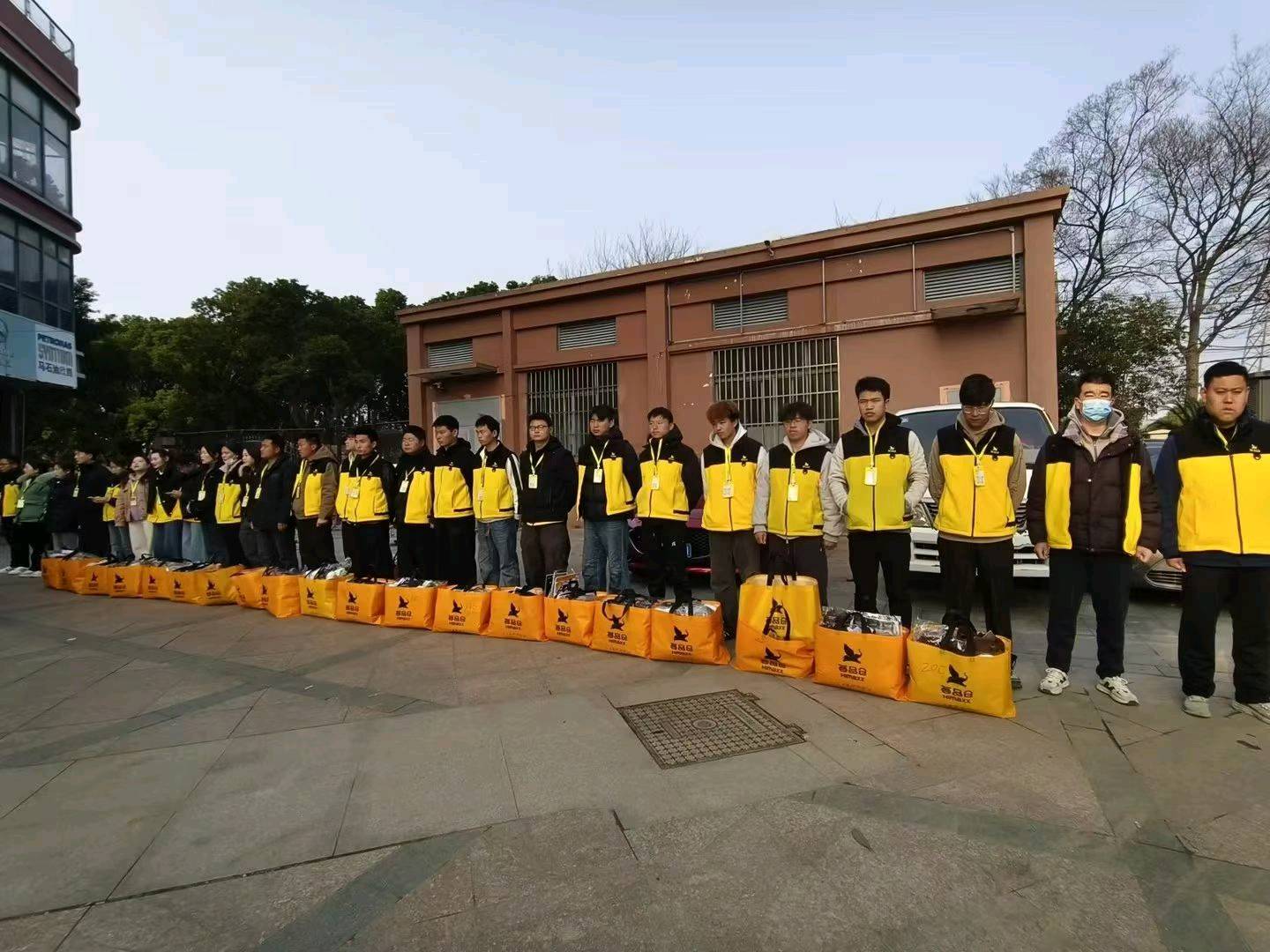 李先生不在北京的不要打扰荟品仓招聘，包吃包住有底薪，上社保