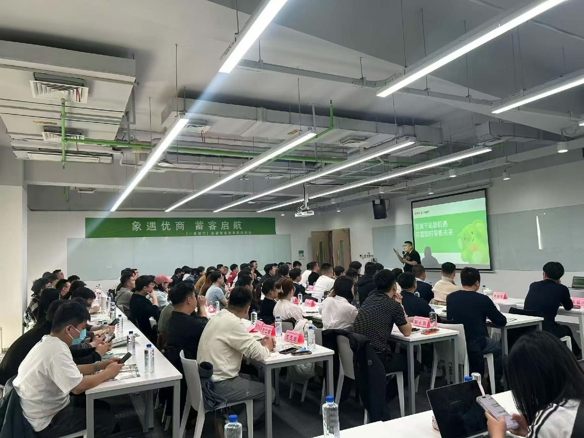 李万君寻求小象蓄客拉新项目合作，要求有地推团队，月结算模式