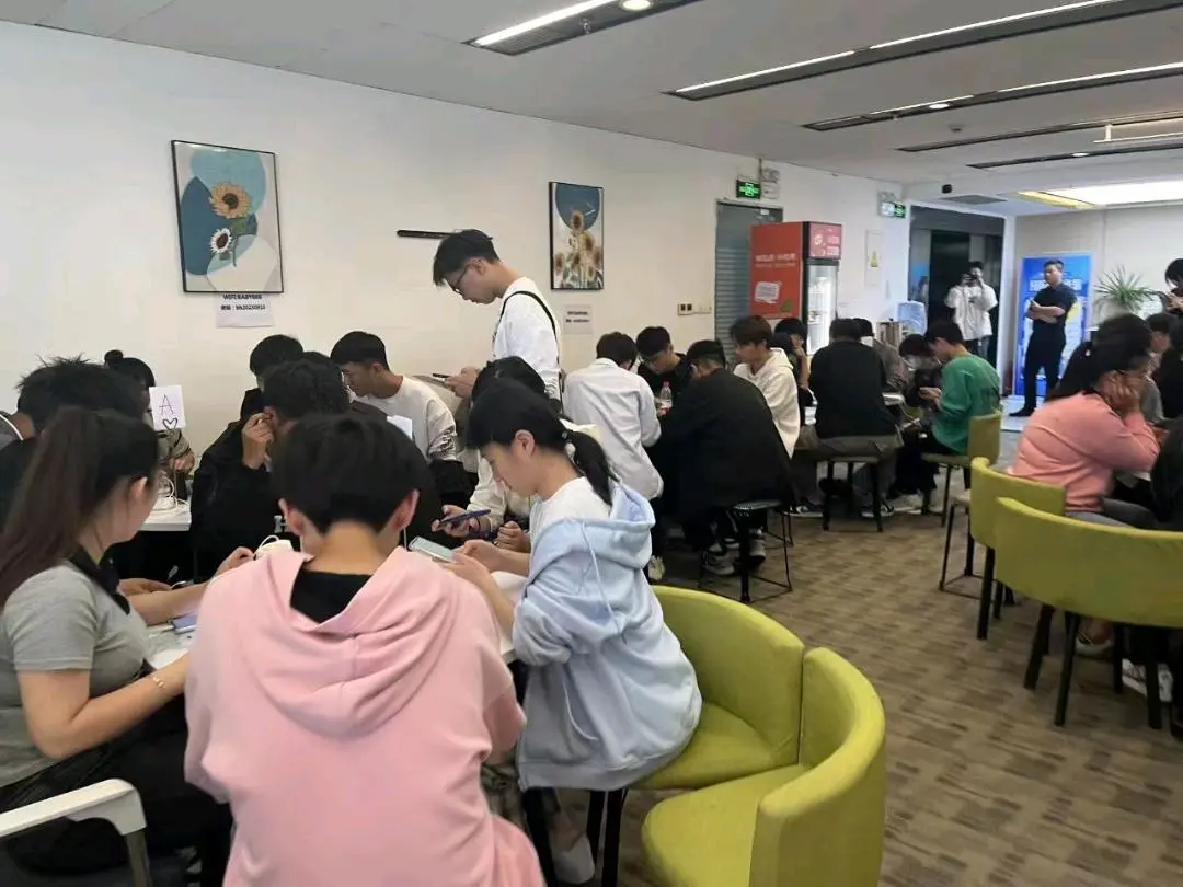 李女士找合伙人App拉新!0加盟费!可先体验!主做简单注册!一手渠道对接