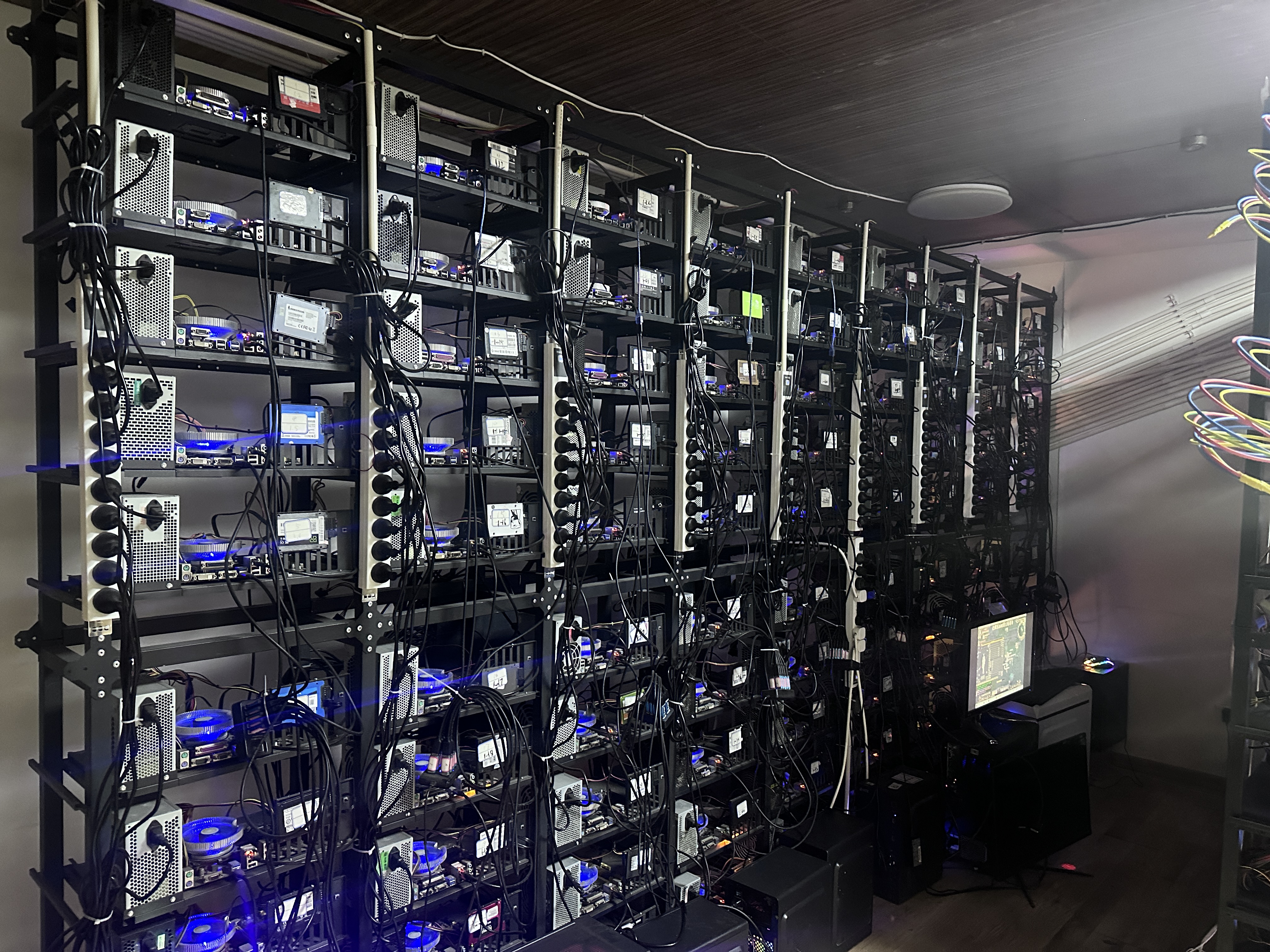 刘东哲找合伙人端游搬砖项目合作，单机日赚*，长期稳定