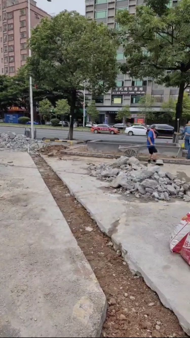 冯先生异业合作免费提供充电桩，寻找场地相关资源合作，场地提供方无资金压力。